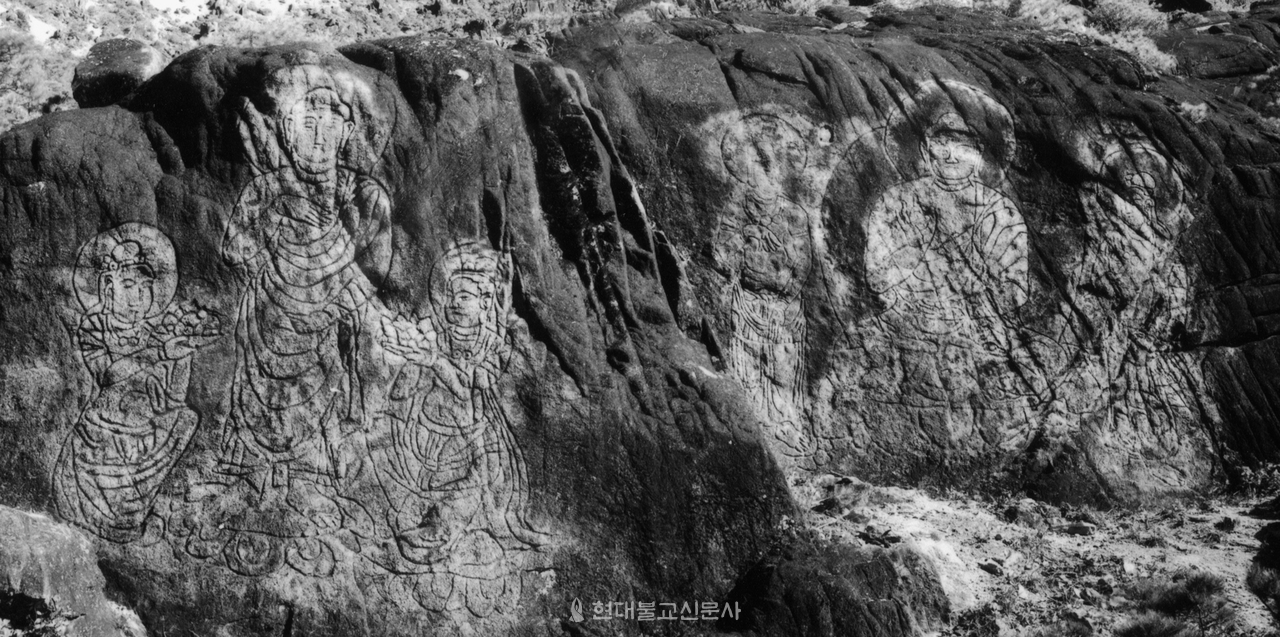 일제강점기 당시 촬영된 경주 남산 선각육존불. 