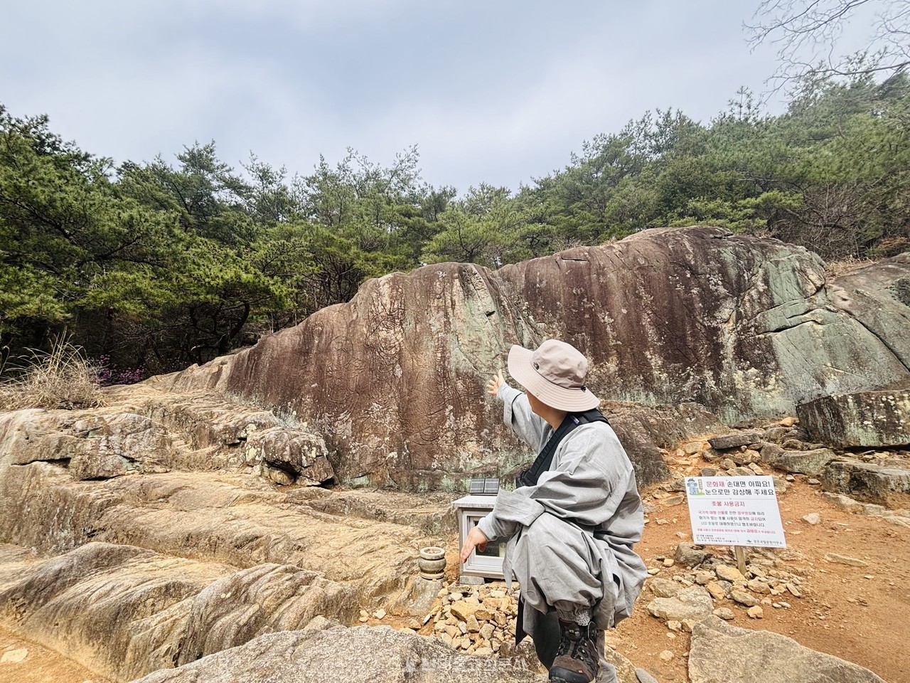 선각육존불을 무진 스님이 설명하고 있다. 