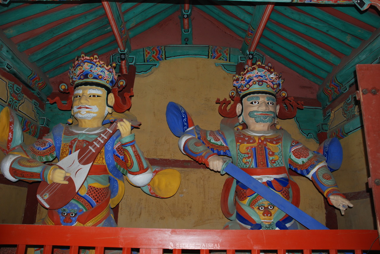 칠장사 사천왕. 검은자위에 흰 고리를 한 눈동자가 인상적이다.