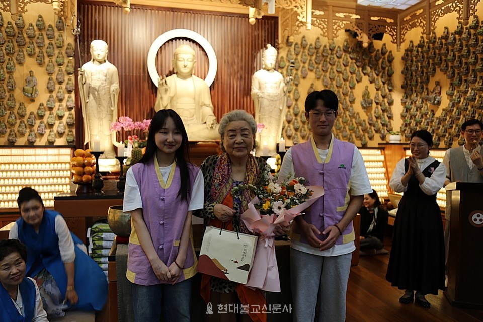 김해 파라미타 청소년이 강부자님에게 꽃다발과 선물을 전달했다