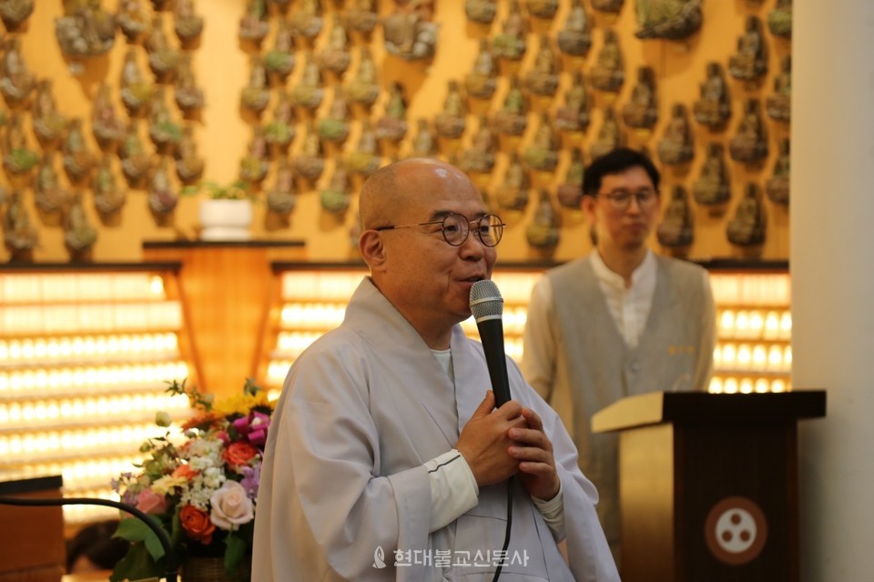 불인사 주지 송산스님이 인사말을 하고 있다