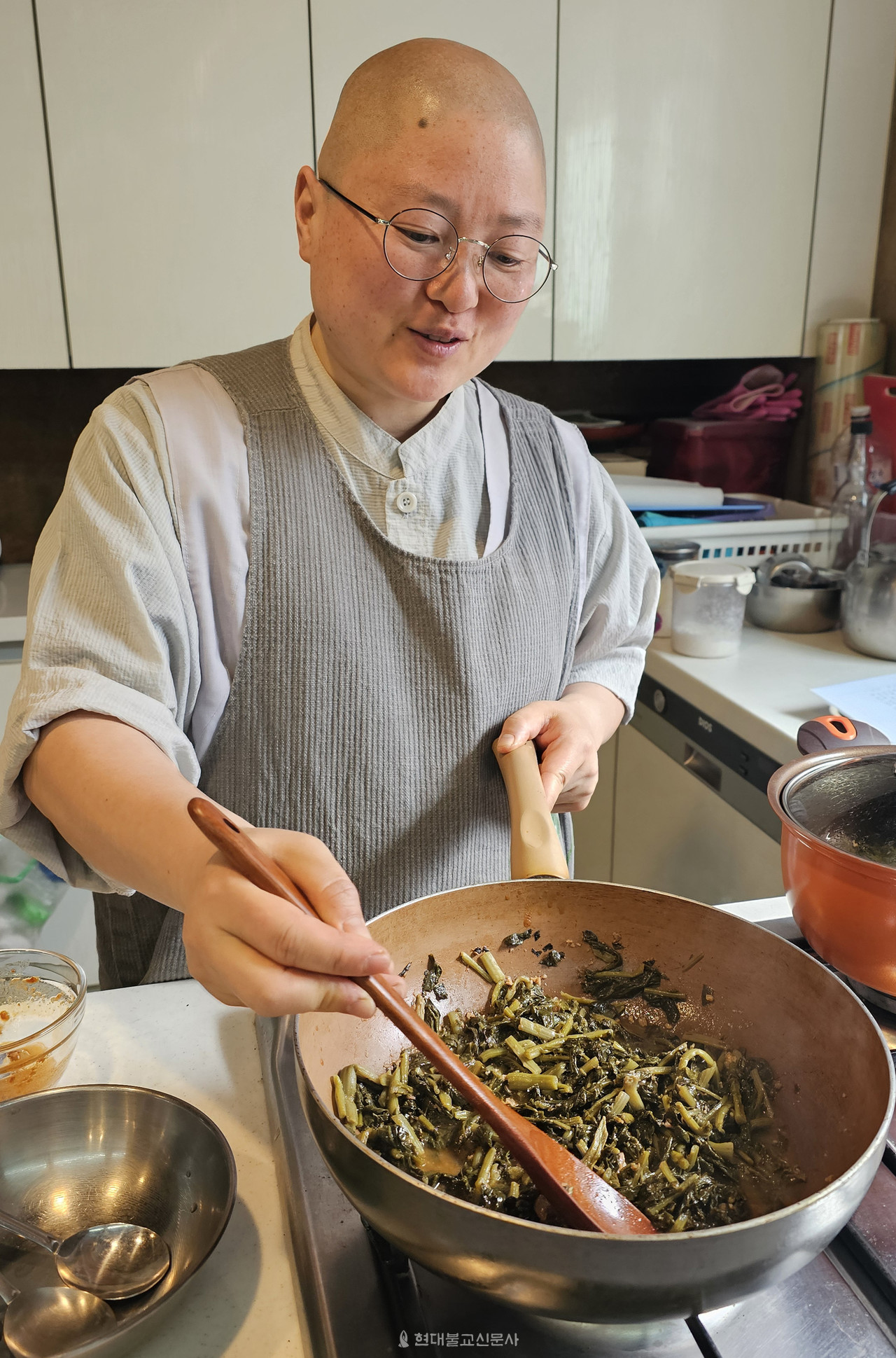 우담 스님은 시래기 국수를 소개하며 “따뜻한 도량에서 모두와 나누며 회향될 한 그릇”이라고 말했다.