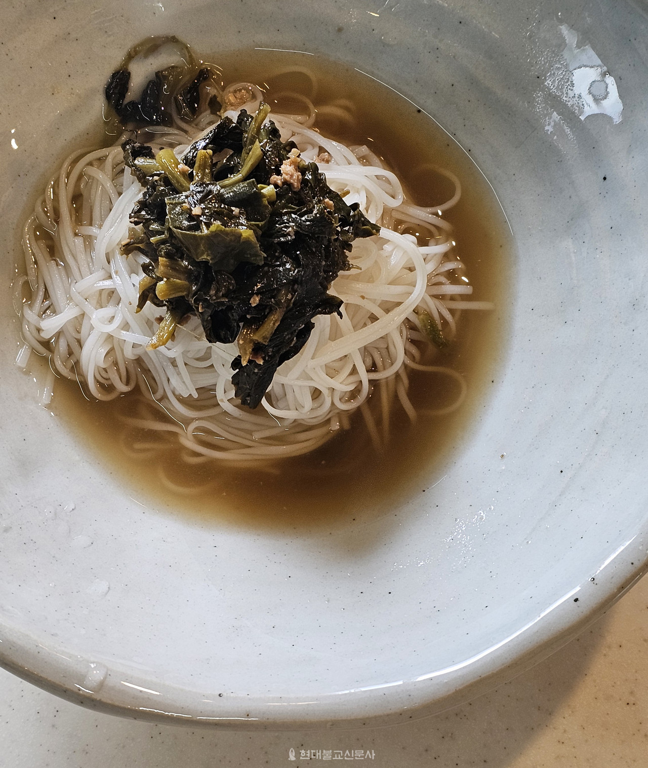 할머니와의 추억이 담긴 우담 스님의 시래기 국수.