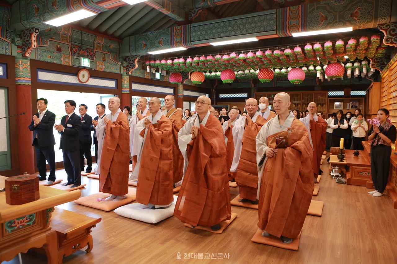 기장군사암연합회는 4월 28일 장안사 경내에서 봉축점등식 및 제13대 회장 취임식을 봉행하며 새로운 출발을 알렸다.