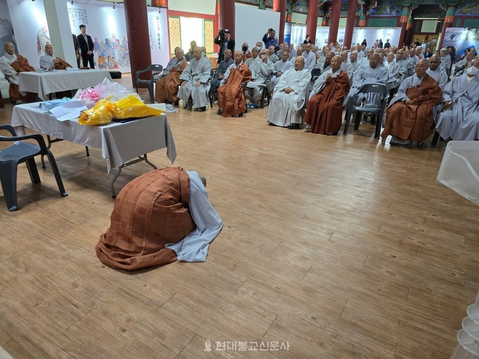 화평스님이 사부대중들에게 삼배하고 있다