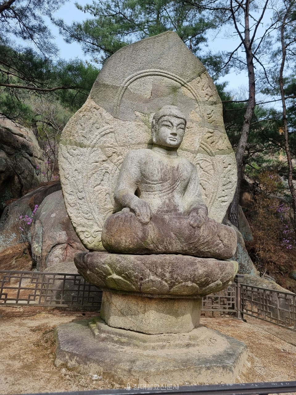 경주 남산 대표 석불인 ‘삼릉계 석조여래좌상’의 모습.