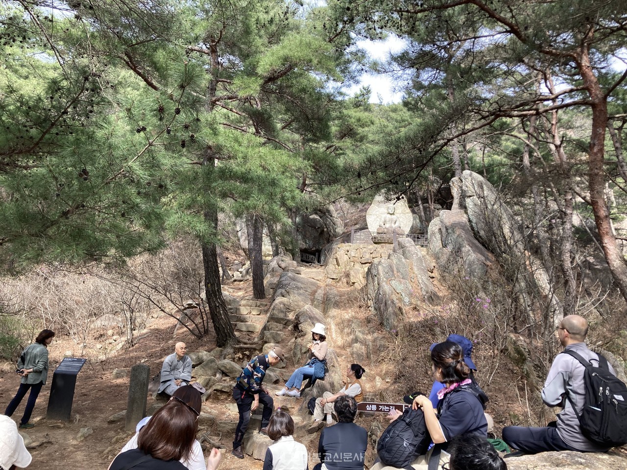 삼릉계 석조여래좌상 앞에서 무진 스님의 설명을 신도들이 듣고 있다.