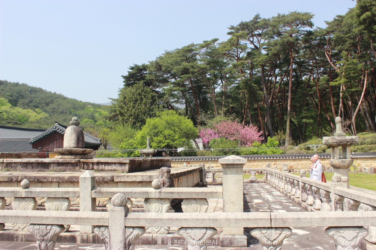 법산 스님이 적멸보궁을 참배하고 있다.