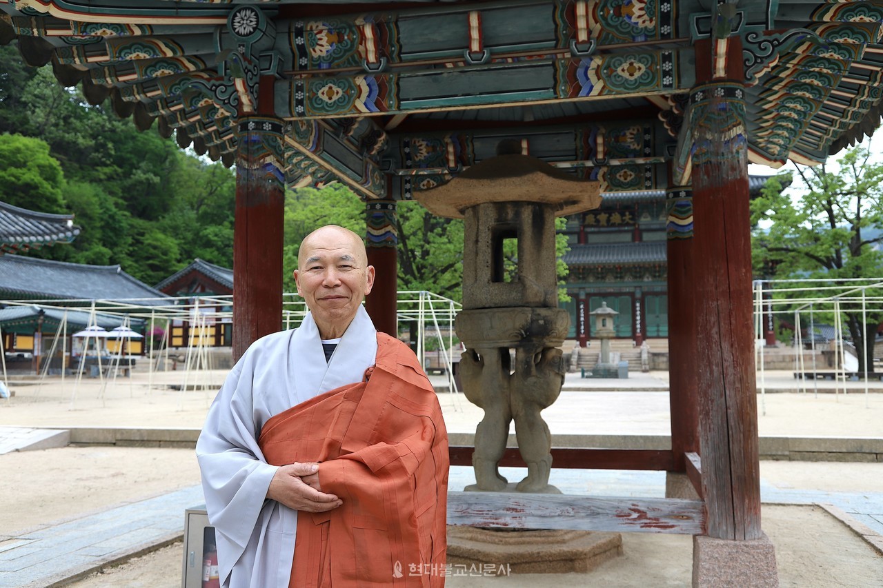 지명 대종사는… 혜정 대종사를 은사로 출가하였다. 범어사 강원에서 고봉 대강백, 각성 대강백, 혼해 대강백에게 경전을 배우고, 동국대 불교학과를 졸업한 뒤 동대학원에서 석사를 졸업하고 박사과정을 수료하였다. 미국 필라델피아 템플대학에서 종교학 철학박사를 졸업했다. 법주사 주지를 재임하면서 청동미륵불 개금불사를 진행했으며, 매월 1회 미륵존불 철야기도, 10선 실천운동, 경전 공부, 홈페이지에 접하기 쉬운 불교 이야기 올리기 등을 시도했다. 초서체 한문으로 된 전체 주련을 정자 한자로 정리하고, 한글 번역을 하는 등 불교 쉽게 전하기 운동을 펼치기도 했다. 제9, 12, 14대 조계종 중앙종회의원, 조계종 중앙선거관리위원장, 총무원 기획실장, 동국학원 감사 등을 역임했다. 현재 법주사 조실로서 후학에게 가르침을 전하고 있다. 〈원시불교의 선정설 연구〉, 〈천태의 불이철학〉, 〈하이데거와 히사마쓰 신이치의 무사상 비교〉, 〈만공의 선사상연구〉,〈허공의 몸을 찾아서〉, 〈깨침의 말씀, 깨침의 마음〉, 〈큰 죽음의 법신〉, 〈똥 속의 과일 줍기〉, 〈그것만 내려 놓아라〉, 〈한권으로 읽는 불교 교리〉 등 저서 및 논문을 상재했다. 