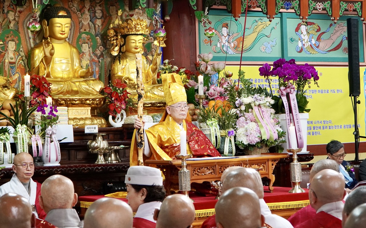 3월 30일 서울 서대문 백련사에서 봉행된 종정 추대법회에서 운경 대종사가 추대 법어를 설하고 있다.