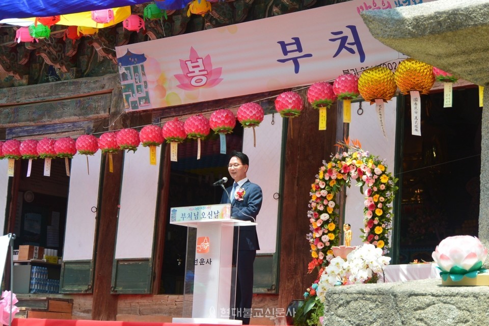축사를 하고 있는 심덕섭 고창군수