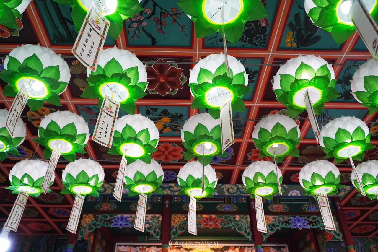 법당 천장에는 무지개다리를 건넌 반려동물들의 왕생극락을 발원하는 영가등이 빼곡하다.