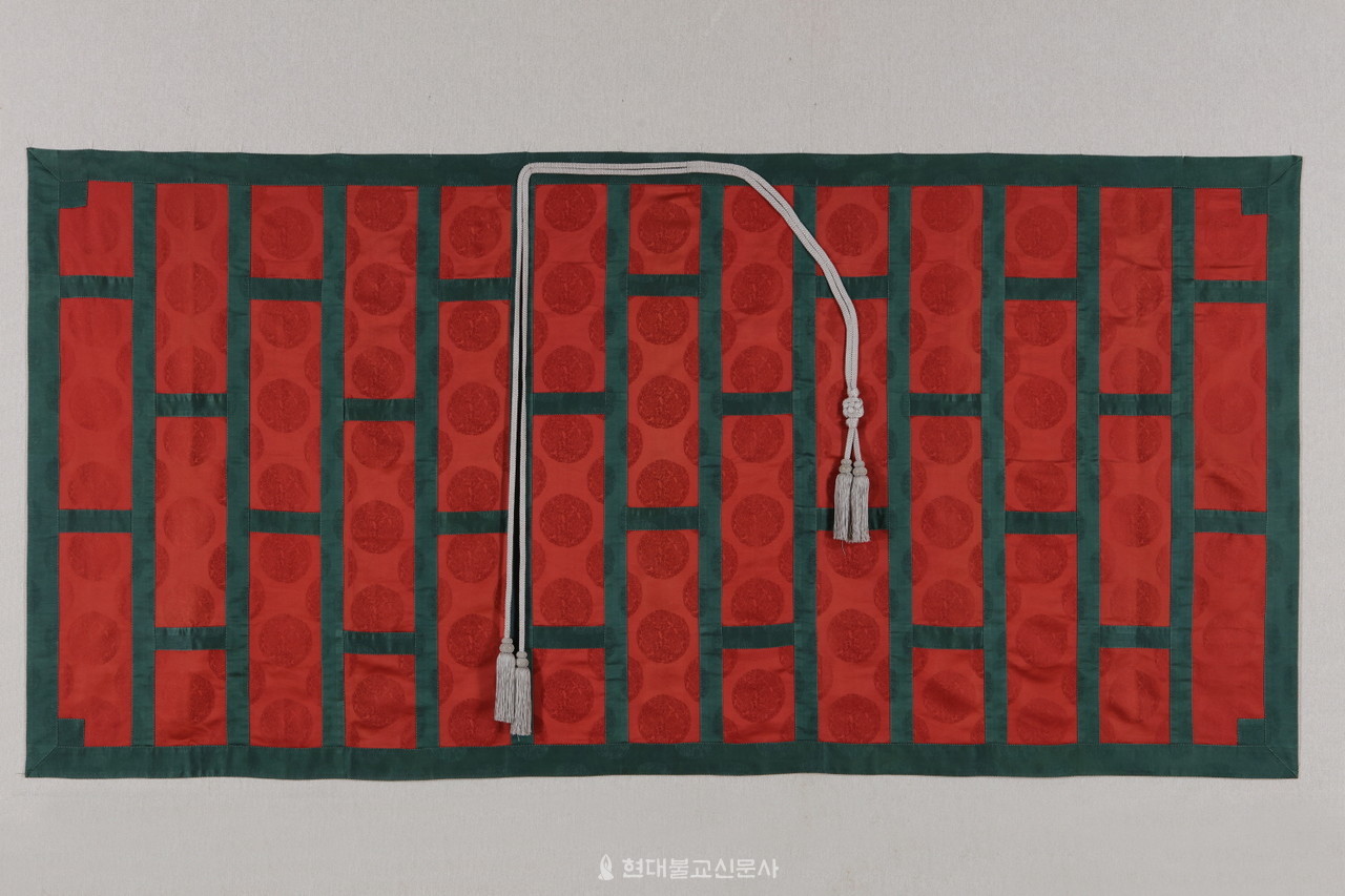 명천 스님이 재현한 고려시대 홍록첩상가사(280×140㎝). 사진=통도사성보박물관
