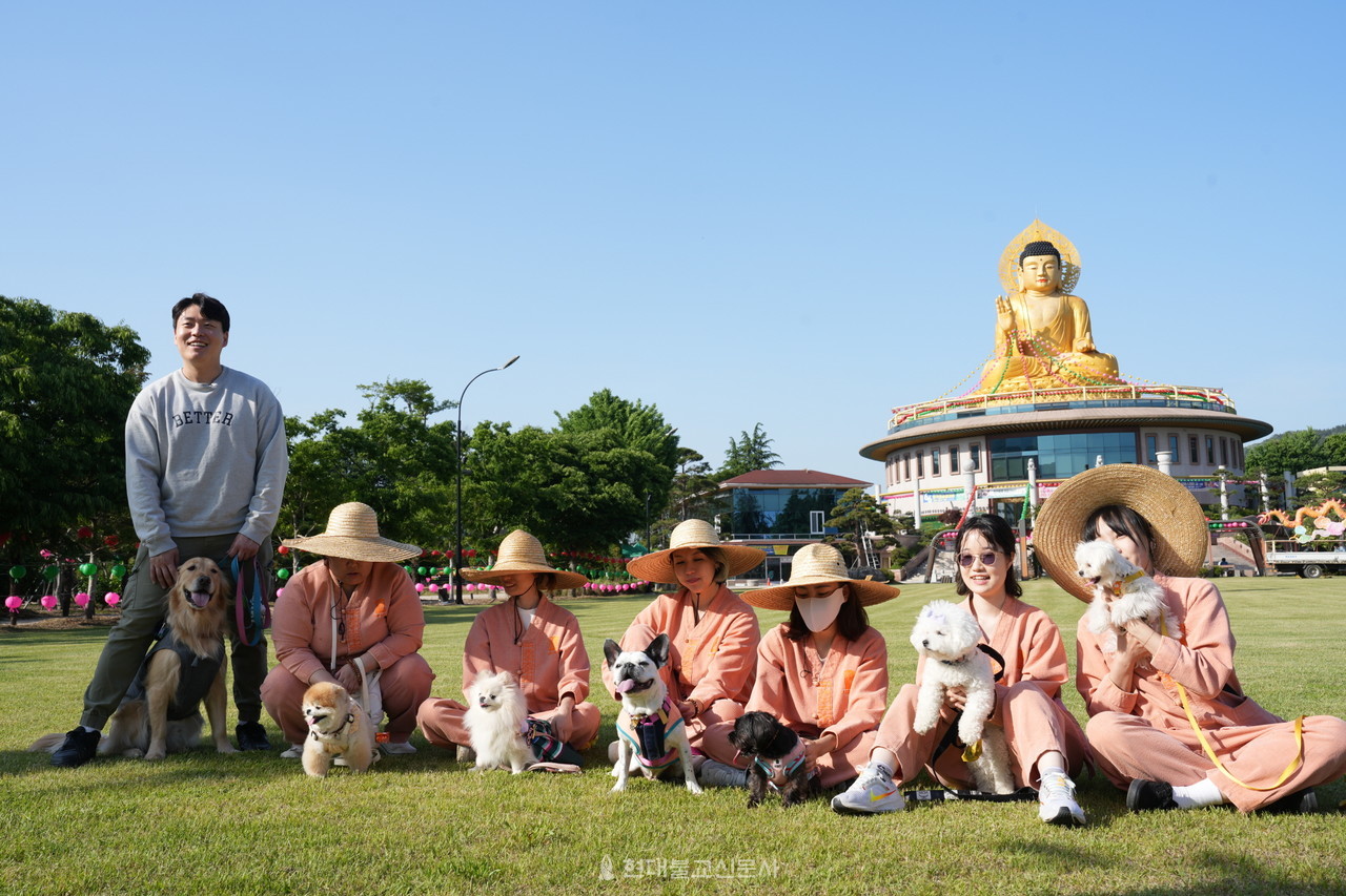 홍법사는 5월 10일부터 11일까지 경내 일원에서 반려견 템플스테이를 개최했다. 사진은 참여 반려견과 견주들 기념촬영을 하고 있는 모습.