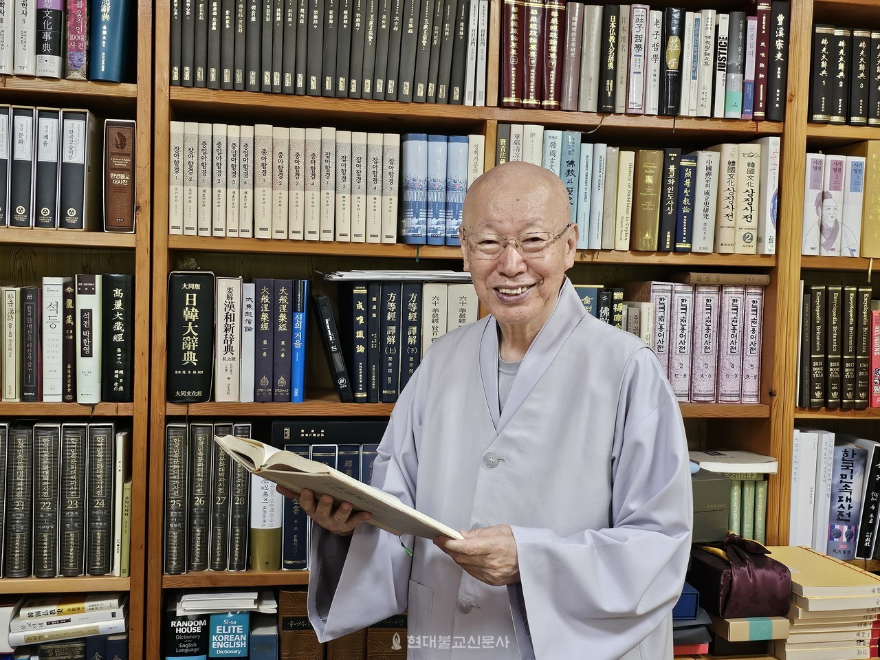 요산 지안 대종사는… 1970년 통도사에서 벽안 스님을 은사로 출가해 월하 스님을 계사로 사미계와 구족계를 수지했다. 1974년 통도사 강원을 졸업한 뒤 통도사 강원 중강을 거쳐 1978년부터 10년간 강주로서 승가교육에 매진했다. 조계종 고시위원장, 교육원 역경위원장, 조계종 승가대학원 원장 등을 역임했다. 현재 반야불교문화연구원장으로 활동 중이다. 저서와 역서로 〈왕오천축국전〉 〈조계종 표준 금강경 바로 읽기〉 〈마음속 부처 찾기〉 〈대승기신론강해〉 〈금강경 이야기〉 등이 있다.