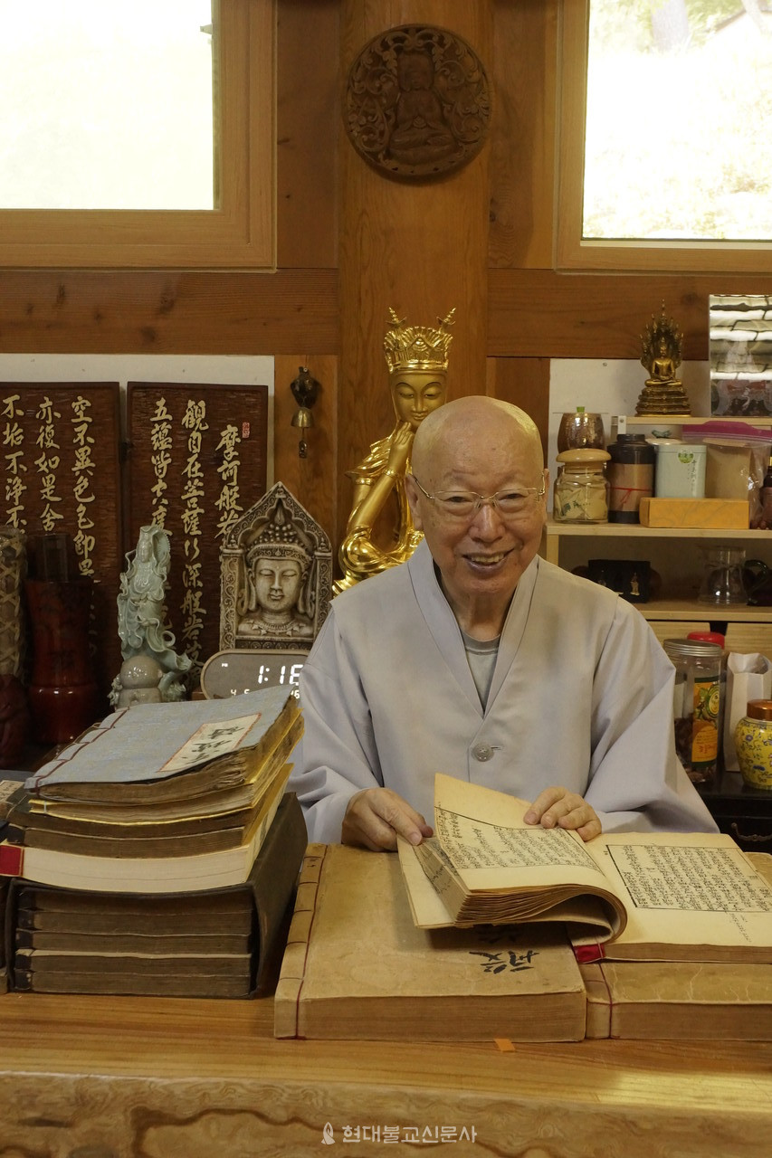 지안 대종사가 경전을 읽고 있다. 〈금강경〉을 2만 번 독송한 지안 스님은 “어려운 경전도 백 번 읽으면 경안이 열린다”고 했다.