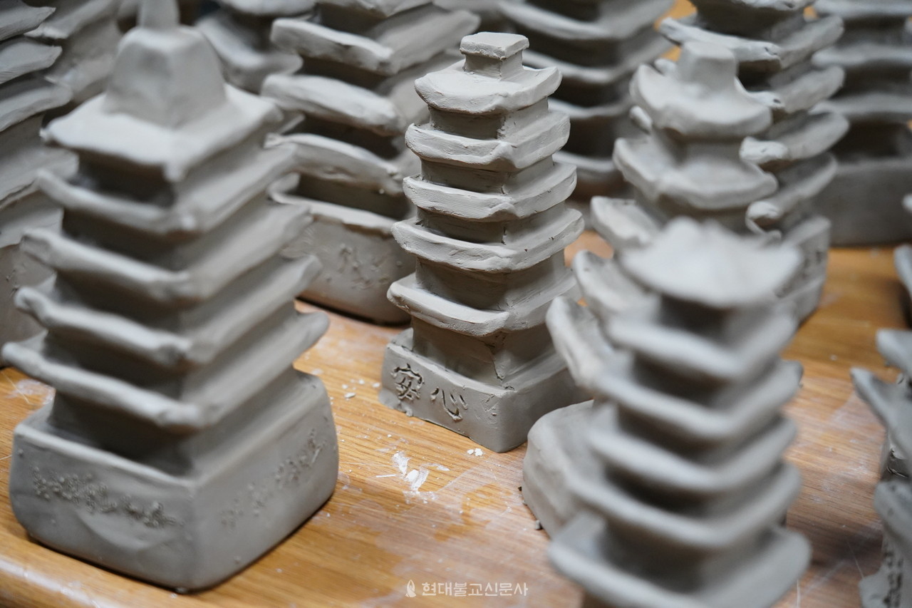 서원탑 만들기 시간에 정성스럽게 빚어낸 나의 안심탑.