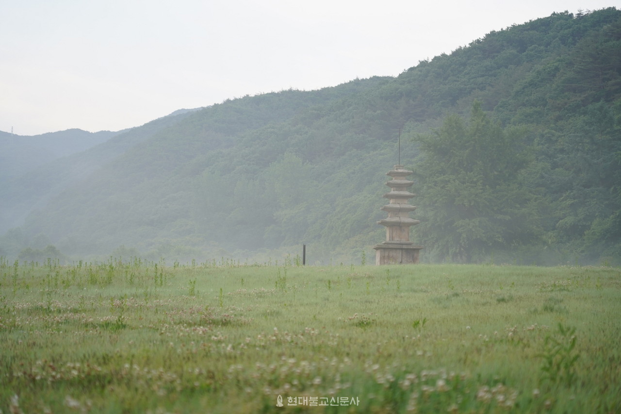 둘째 날 이른 아침, 텐트 문을 열면 눈앞에 안개 낀 보원사지가 펼쳐진다.