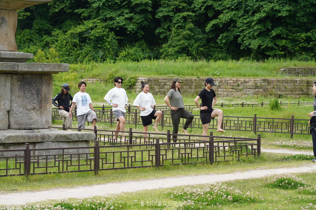 보원사지에서 오층석탑과 함께한 필라테스.