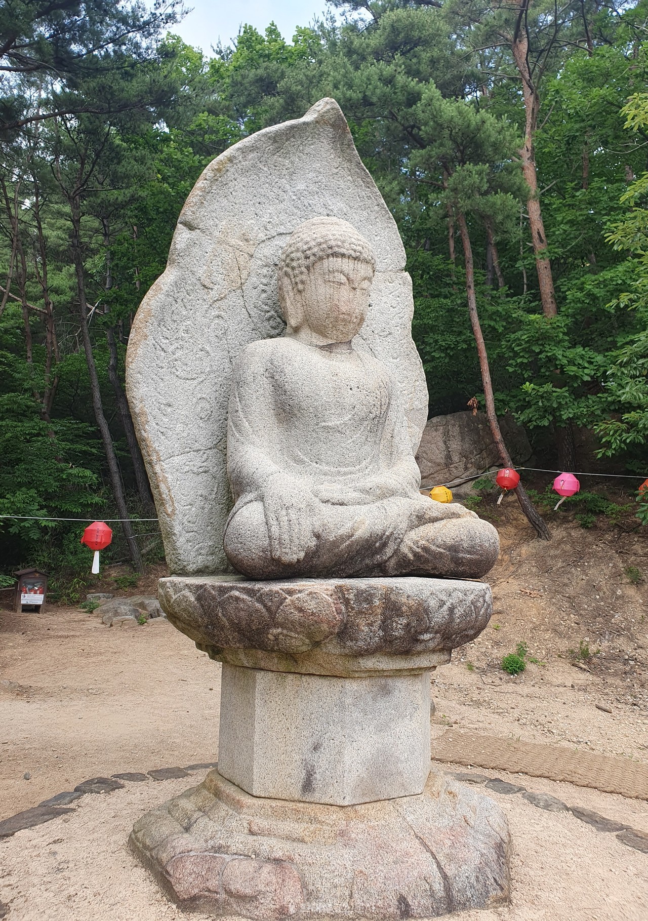 2005년 불두가 발견돼 복원된 열암곡 석불좌상.