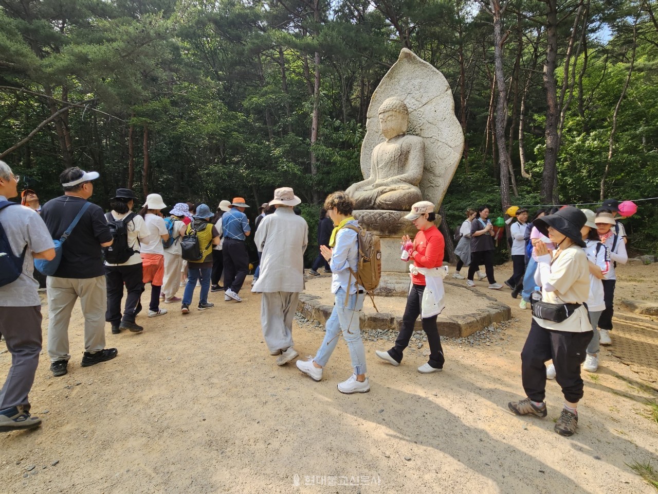 열암곡 석불좌상을 친견하는 불자들.