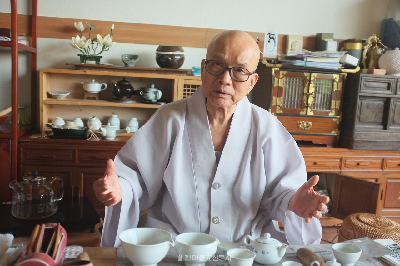 의정 스님은… 남양주 봉선사의 중흥조인 운경 스님을 은사로 모시고 출가했다. 법주사에서 석암 스님을 계사로 비구계를 수지했다. 해인사 강원을 졸업한 뒤 전국의 선지식들을 찾아다니며 법을 구하다가 인천 용화선원에서 송담 스님을 친견한 뒤 법제자가 되었다. 송담 스님으로부터 ‘판치생모’ 화두를 받고서 용화사, 극락암, 송광사, 불국사, 운문암, 봉암사, 수도암 등 전국의 선원에서 70안거를 성만했다. 전국선원수좌회 대표를 역임했으며, 현재 참선지도자협회 이사장, 선원수좌선문화복지회 이사장으로서 간화선의 대중화와 세계화에 앞장서고 있으며, 양평 상원사 용문선원장으로서 후학을 지도하고 있다. 조계종 수행지침서 〈간화선〉 편찬위원과 〈선원청규〉 편찬위원장을 역임했다.