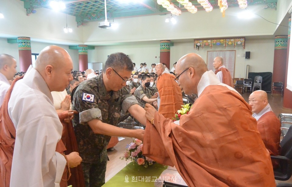 전계아사리 경우스님이 김광석 사단장에게 연비하고 있다