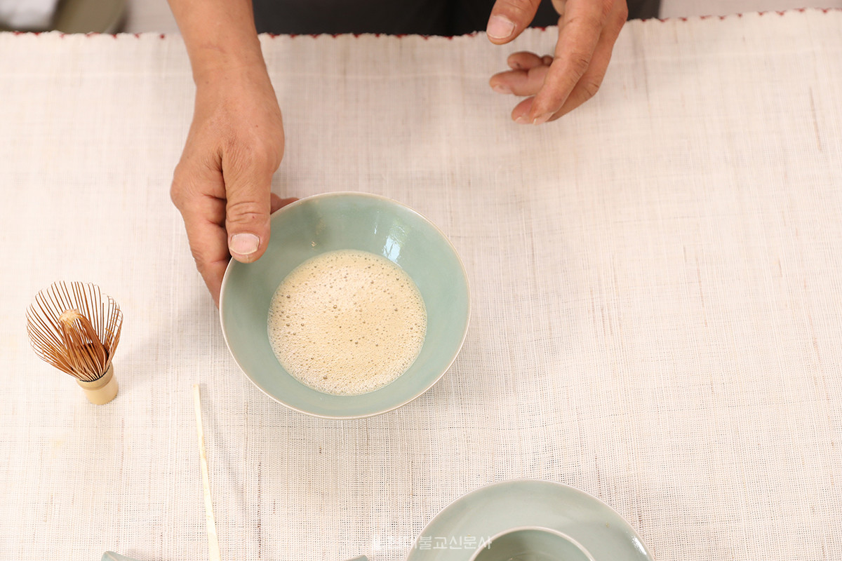 고려시대 유행했던 연고백차의 차 거품, 일명 다화라고도 하였다.