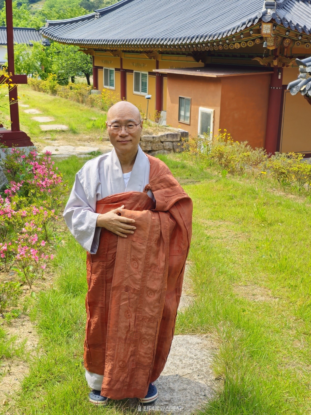 원허 지운 스님은… 대강백 운성 스님으로부터 강맥을 이었으며, 성우 스님의 계맥을 이었다. 조계총림 송광사 강주와 팔공총림 동화사 율주를 비롯해 조계종 행자교육원 교수사, 조계종 단일계단 교수사, 기본선원 교선사를 역임했다. 현재, 성주 자비선사 주지와 자비선명상수행센터 수행 지도법사, 승만경연구회 자문위원, (사)한국차명상협회 이사장 등의 활동을 하고 있다.