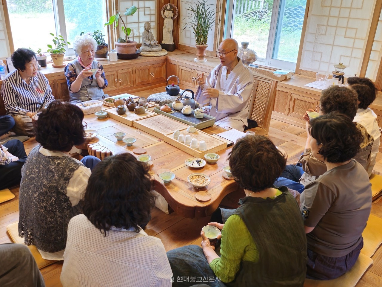 자비선사를 찾은 신도들과 차담을 나누는 지운 스님.