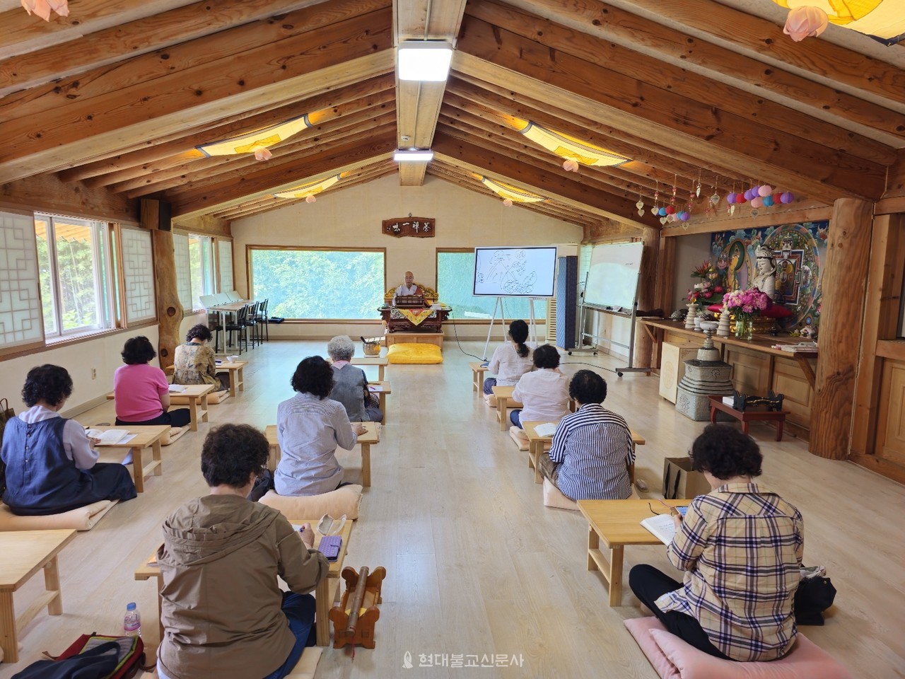 원허 지운 스님이 불자들에게 경전강의를 하고 있다.