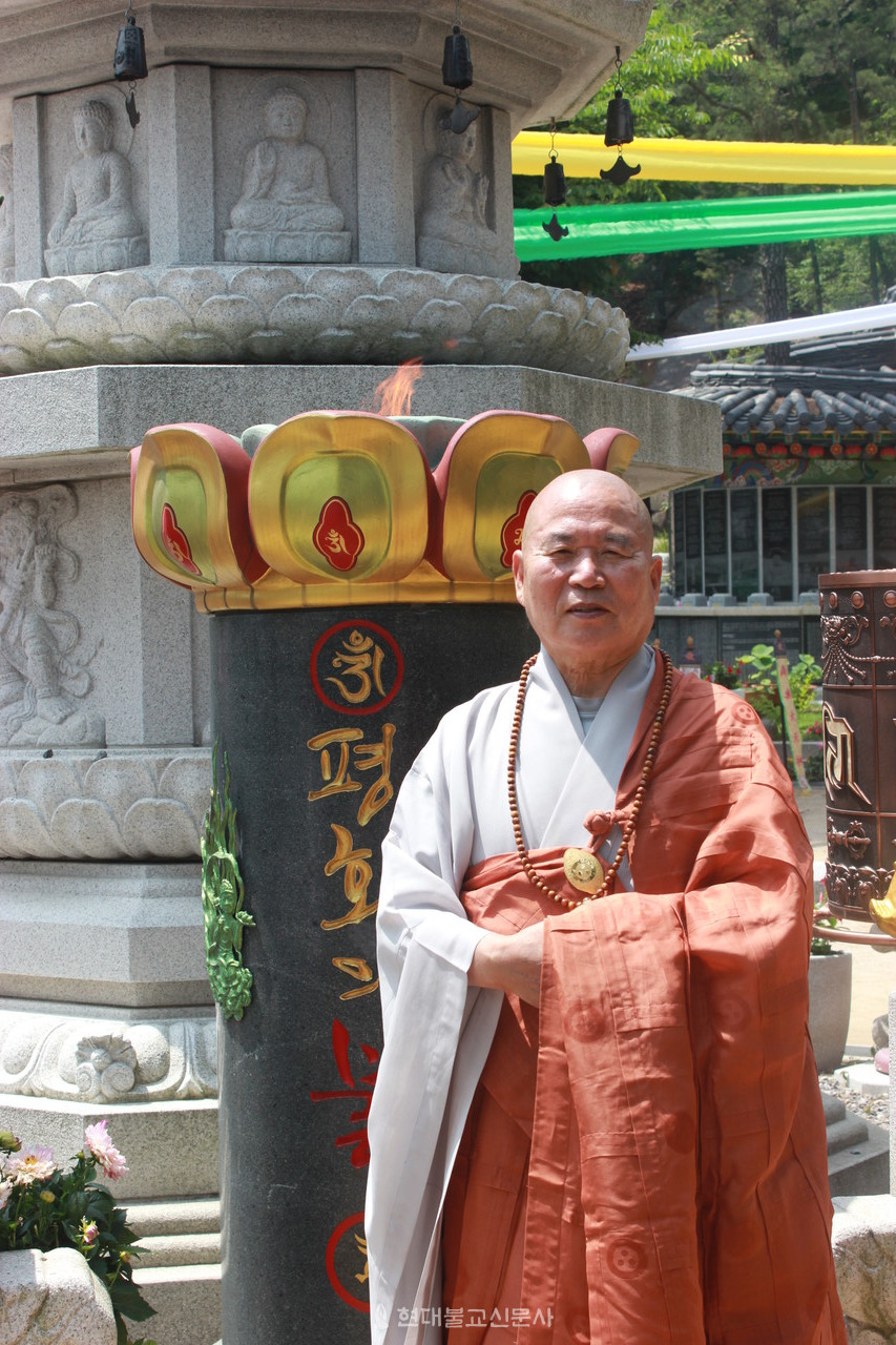 선묵 혜자 대종사는… 1964년 청담 스님을 은사로 출가한 스님은 통도사 강원에서 경학을 연찬하고 동국대 불교대학원을 수료했다. 서울 도선사 주지와 조계종 총무원 문화부장·사서실장, 불교신문 사장, 중앙종회의원, 군종특별교구장 등을 역임했다. 2006년 ‘108산사순례기도회’를 결성한 뒤 현대한국불교사에 전무후무한 불교신행문화를 이끌었다. 서울 도안사 회주로서 지금도 대중들과 함께 기도정진하고 있다.