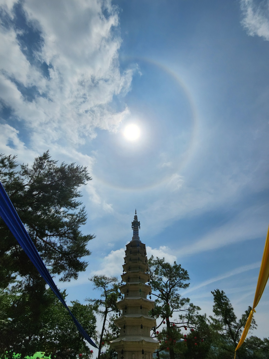 관음기도 중 도안사 상공에 홀연히 모습을 드러낸 일심광명 무지개