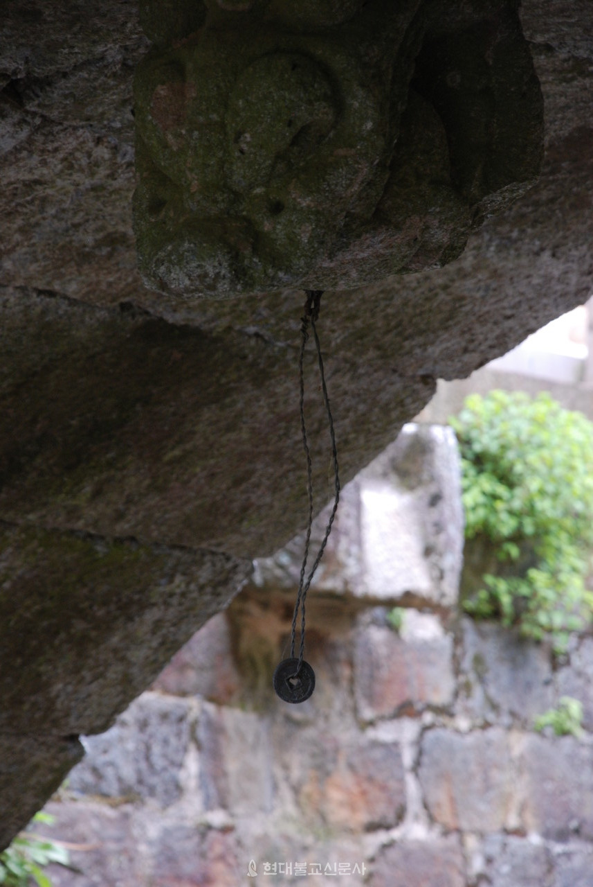 용입에 매달린 엽전.