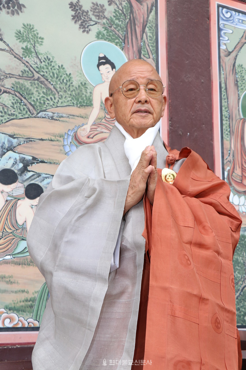 혜총 대종사는… 1943년 경남 통영에서 태어난 스님은 보경 스님을 은사로 모시고 양산 통도사에 출가한 뒤 대율사인 자운 스님을 40여 년 동안 지극 정성으로 시봉하였다. 1953년 통도사에서 자운 스님을 계사로 사미계를, 1963년 범어사에서 동산 스님을 계사로 비구계를 수지했다. 해인사 승가대학, 범어사 승가대학, 동국대학교 불교학과를 졸업했으며, 동 대학원 석사과정을 수료했다. 〈대한불교신문〉 사장으로서 문서포교의 일익을 담당했으며, 대한불교어린이지도자연합회 회장으로서 어린이 포교에 중추적 역할을 담당했다. 또한, 불국토이사장으로 복지활동에도 매진했다. 해인사승가대학 총동문회장, 동국대 석림동문회장, 조계종포교원장, 대각회 이사장을 역임했으며, 조계종 종정 표창장, 포교대상 공로상, 국민훈장 동백장, 국무총리상, 대통령상 등을 수상했다.