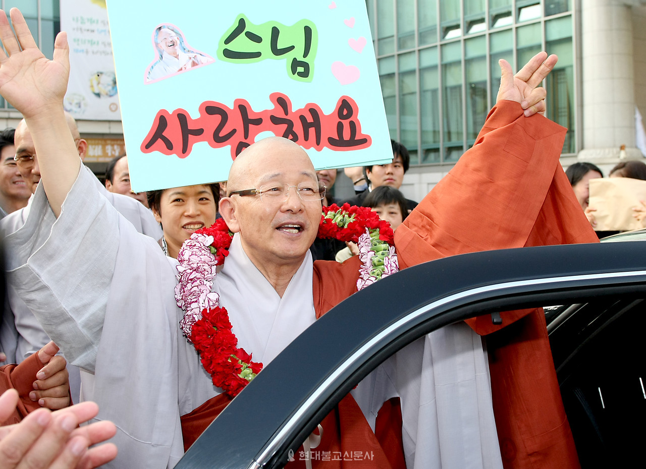 2011년 11월 3일 제5대 포교원장 임기를 마무리한 혜총 스님이 사부대중에게 인사하고 있다.