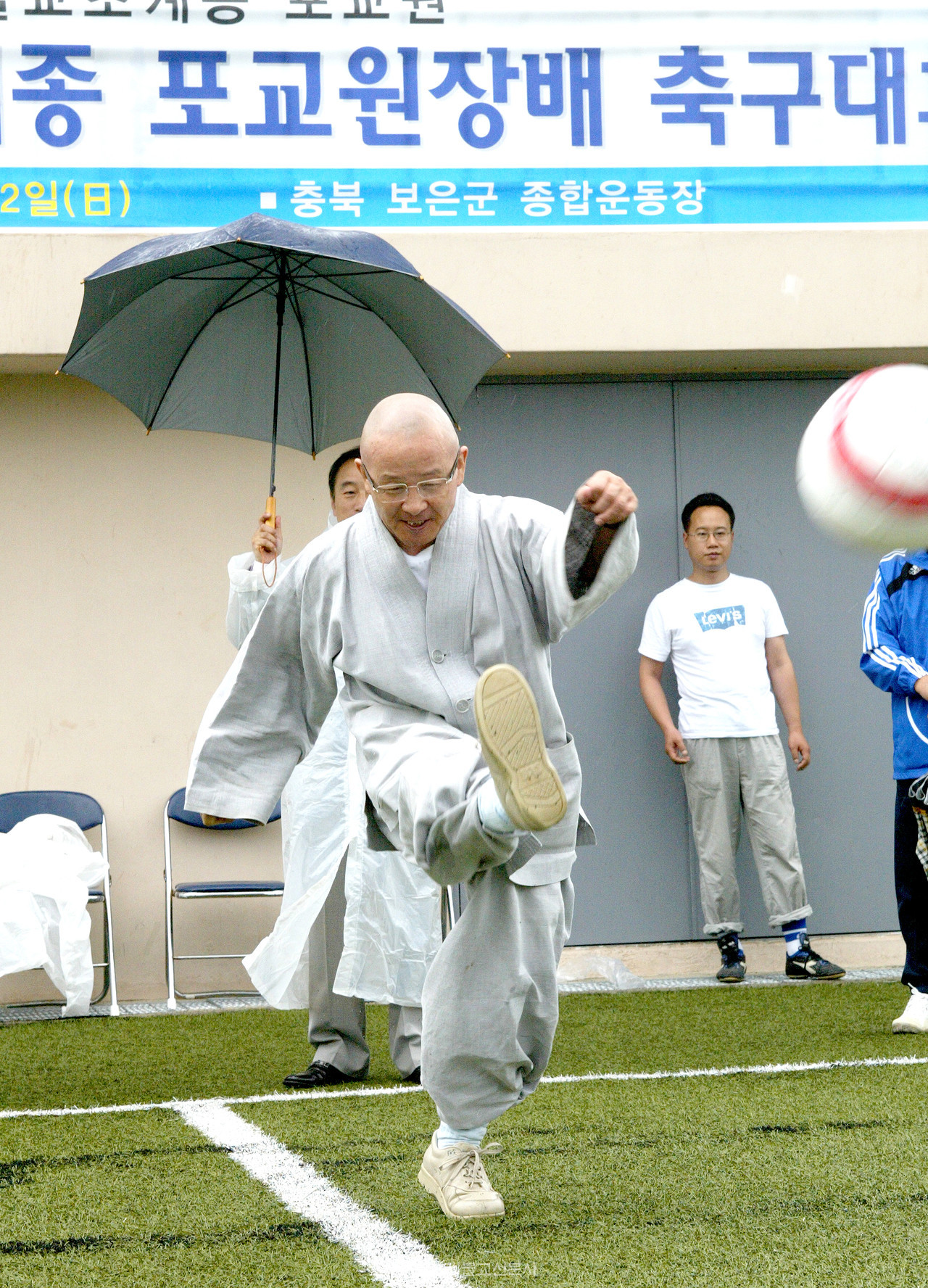 포교원장 재임 당시 개최한 축구대회에서 혜총 스님이 시축을 하고 있다.