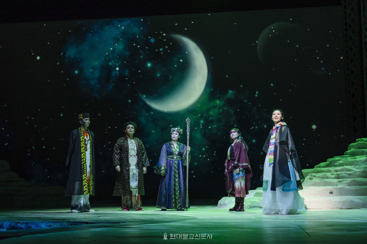 국립창극단의 창작극 〈만신:페이퍼 샤먼〉의 한 장면.