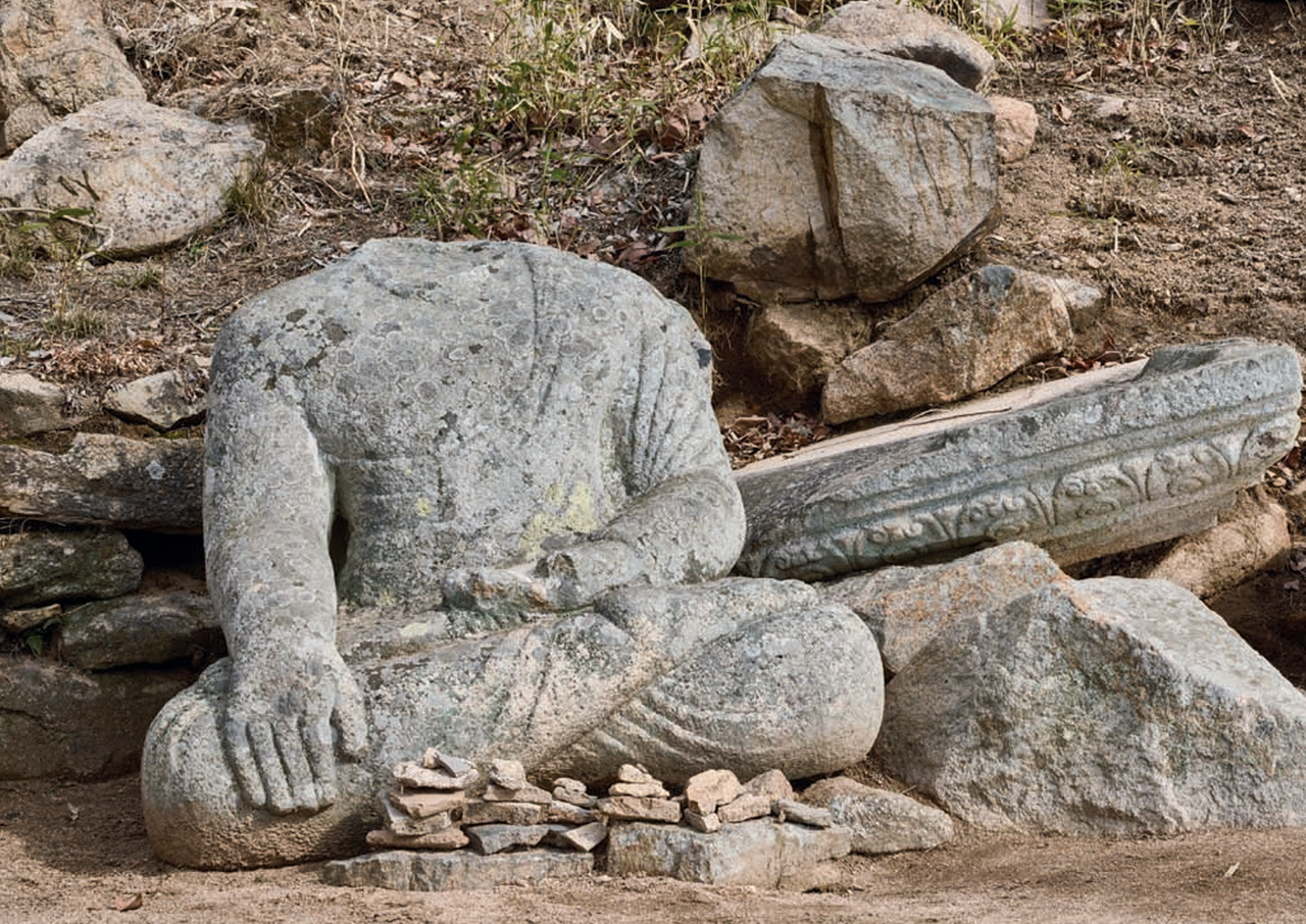 경주 남산의 약수곡 석조여래좌상