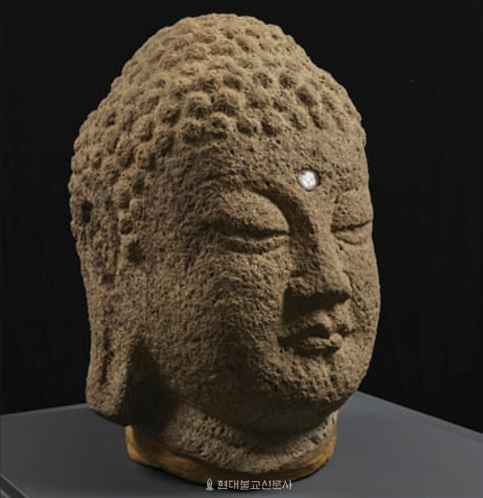 2020년 발견된 경주 남산 약수곡 석조여래좌상 불두.