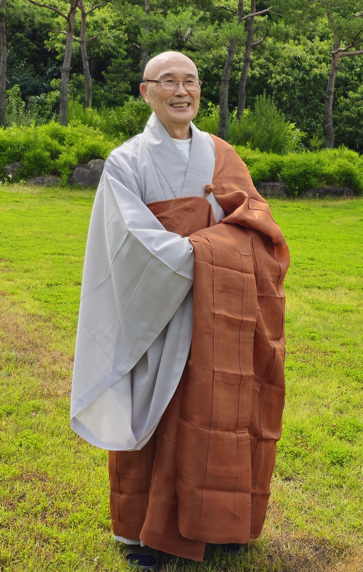 용타 스님은… 전남 강진에서 태어나 광주고등학교, 전남대 철학과를 졸업하였으며, 동대학원 동양철학과에서 〈불교의 선에 관한 연구〉로 석사학위를 받았다. 24세에 청화 선사를 은사로 득도했으며, 승려 신분으로 10여 년의 교직 생활 후 제방선원에서 20안거를 성만했다. 1980년 불교의 근본가르침과 선불교를 바탕으로 동사섭 프로그램을 계발해 수많은 사람들을 진정한 행복으로 이끌었다. 귀신사(歸信寺) 회주, (재)행복마을 회주, 한국명상지도자협의회 원로로 있다. 저서로 〈마음 알기 다루기 나누기〉 〈10분 해탈〉 〈공(空)〉 〈행복노트〉 등이 있다. 