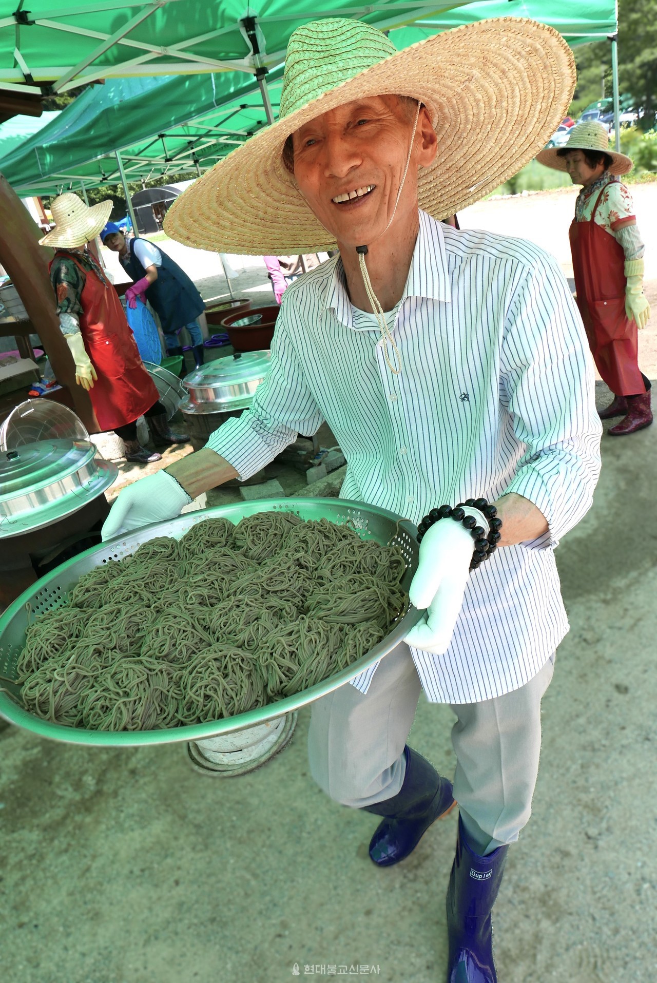 봉사자들은 손발을 맞춰 700여 분량의 국수를 마련한다.