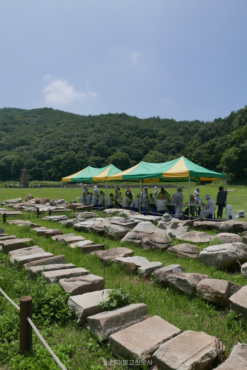 동참자들은 보원사지 한켠에서 국수로 힘을 얻는다.