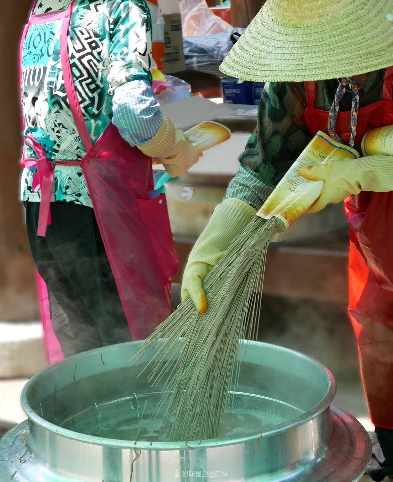 봉사자들은 손발을 맞춰 700여 분량의 국수를 마련한다.