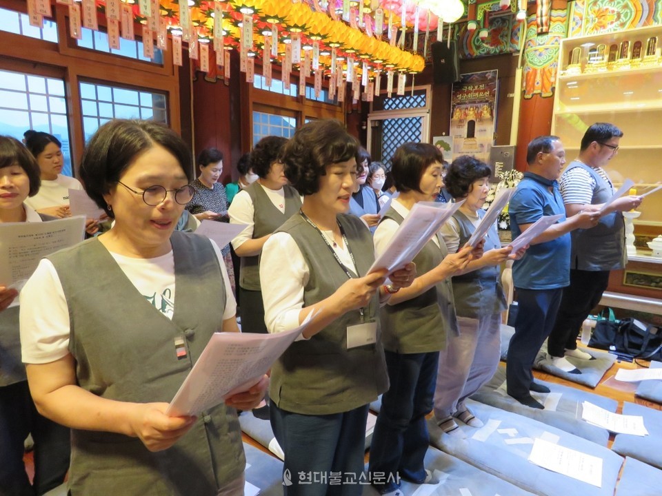 법회에 참석한 사부대중이 밀양 여중생 성폭행사건과 관련해 참회 발원문을 낭독하고 있다