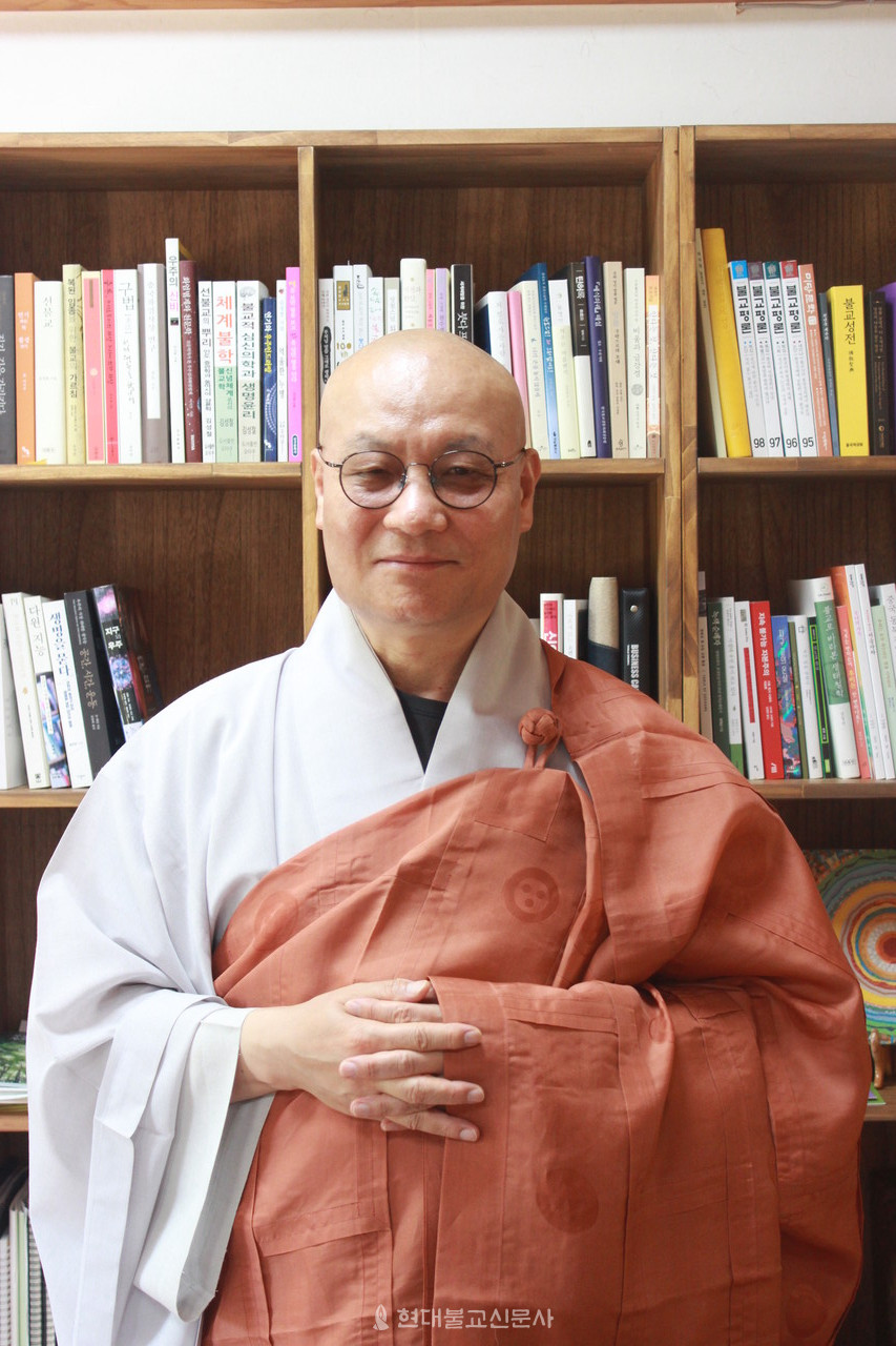 법만 스님은… 1982년 태허 스님을 은사로 출가해 같은 해 10월 사미계를, 1986년 9월 구족계를 수지했다. 선운사에서 포교 · 재무국장 등의 소임을 맡았고 1995년부터는 참당암에 선원을 개설하고 선원장으로서 대중들과 함께 정진했다. 엄청난 반향을 일으켰던 8년간의 선운사 주지소임을 회향하고 불교환경연대에서 부처님의 가르침을 실천하고 있다.