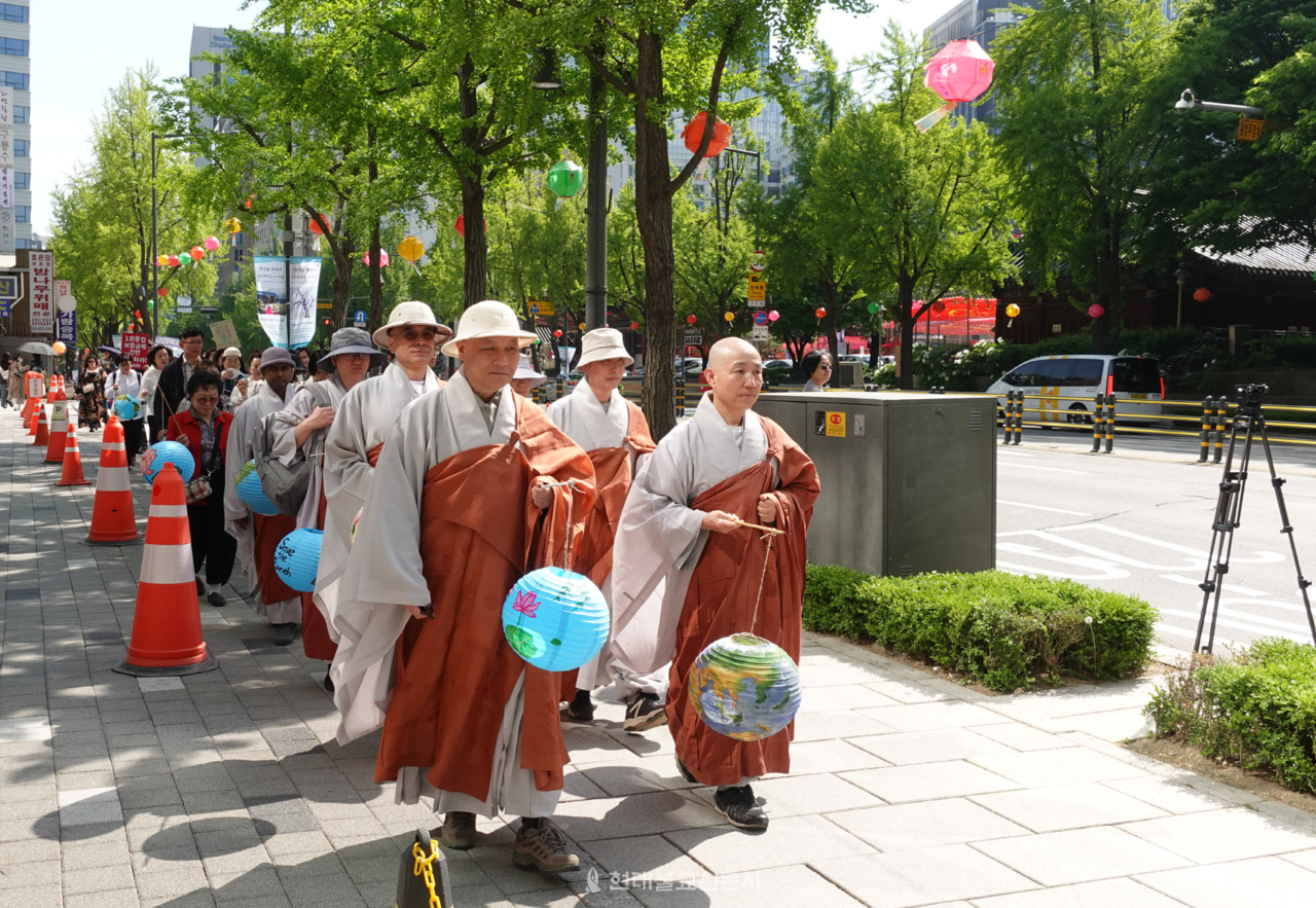 지구의 날을 맞아 대중들과 함께 지구등을 들고 캠페인에 나선 법만 스님