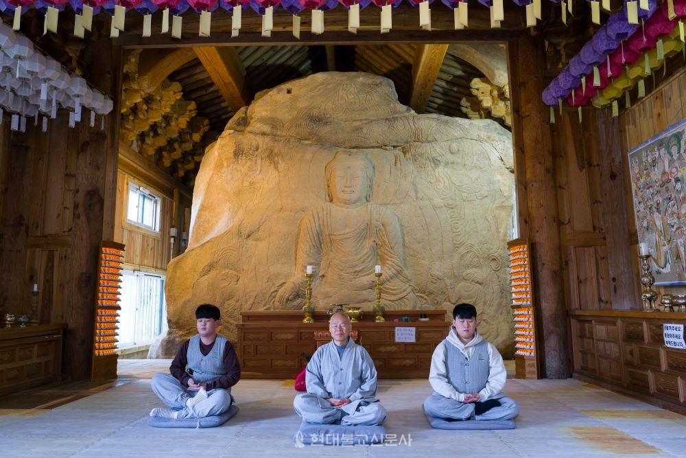 대흥사에서 청년들이 스님의 지도 아래 명상을 하고 있다.  한국불교문화사업단 제공.