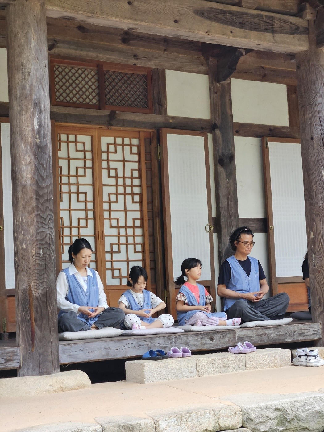 네 가족이 직지사 템플스테이에 참여했다. 한국불교문화사업단 제공.