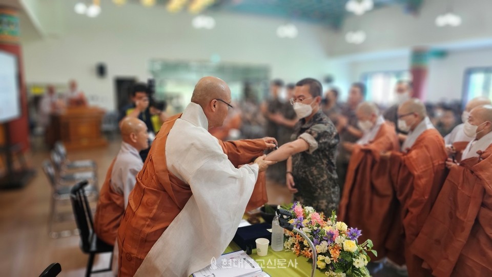 전계사로 나선 선운사 주지 경우스님이 장병에게 연비의식을 하고 있다